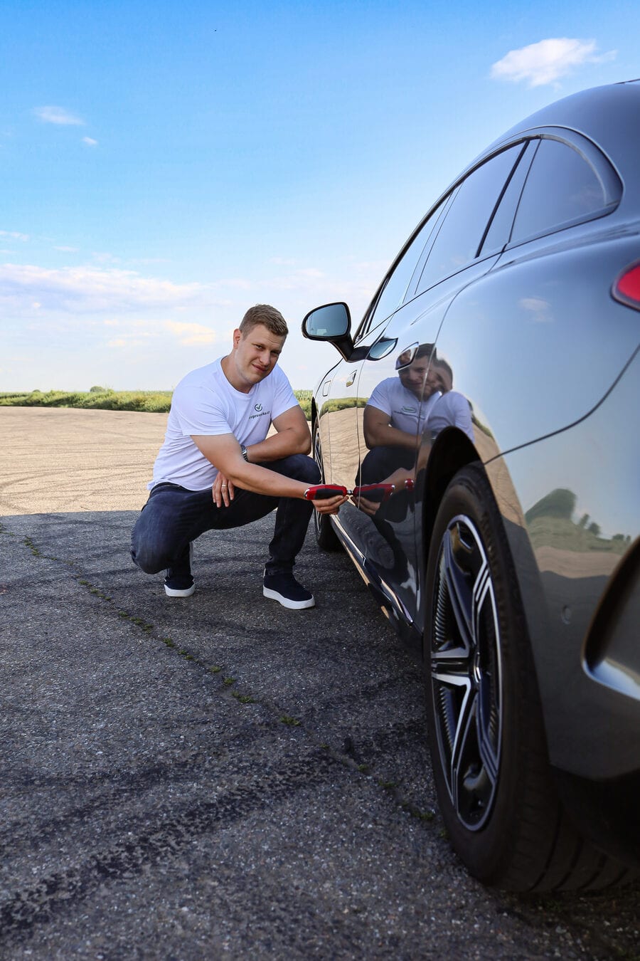 Měření laku elektromobilu při kontrole před koupí